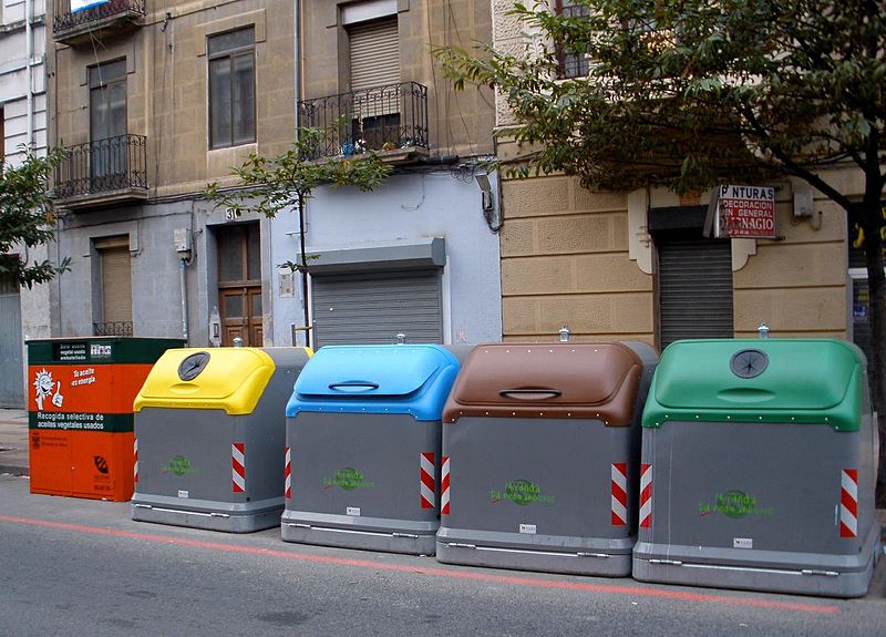 Diferentes contenedores de reciclaje en España