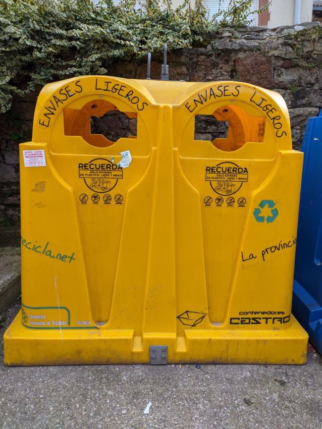 Contenedor amarillo de reciclaje envases ligeros