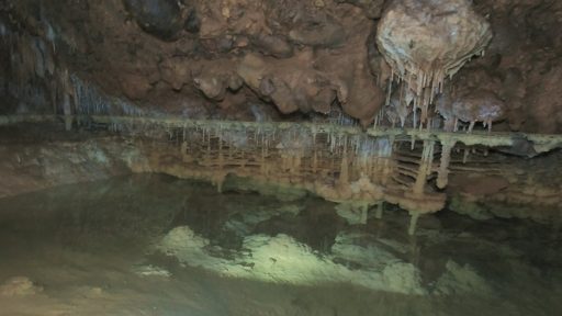 El gran lago de la cueva de Fuentemnolinos